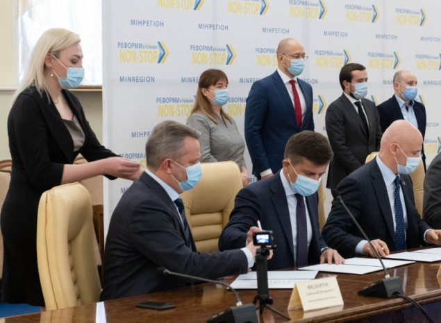 Кабмін, НКРЕКП, “Нафтогаз” та мери міст підписали меморандум щодо врегулювання проблемних питань у постачанні тепла та гарячої води українцям