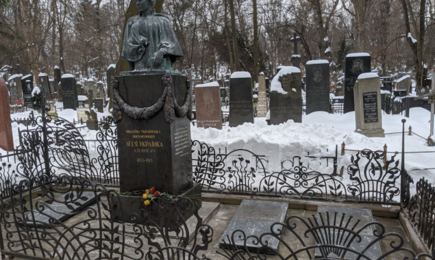 З пам'ятника Лесі Українці на Байковому цвинтарі просять прибрати радянські написи (петиція)