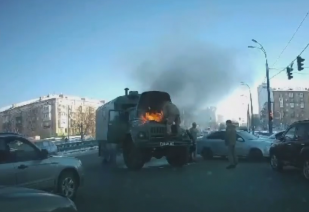 У метро “Берестейская” загорелся военный грузовик (видео)