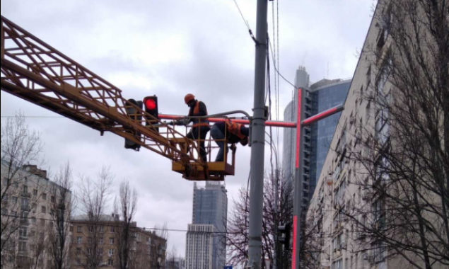 На светофорах в центре Киева устанавливают светодиодные консоли