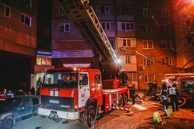Этой ночью во время тушения пожара на проспекте Глушкова бойцы ГСЧС спасли трех человек