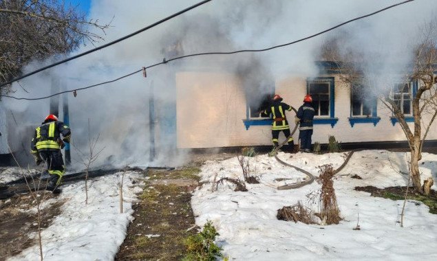 На Киевщине во время пожара в частном доме погибла 85-летняя женщина (фото, видео)