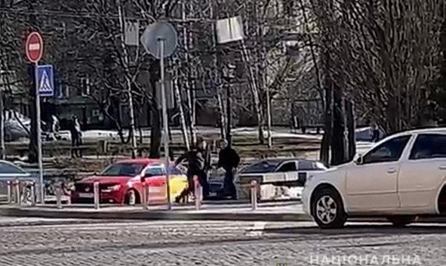 Во время дорожного конфликта в центре Киева водитель ударил ножом в живот своего оппонента