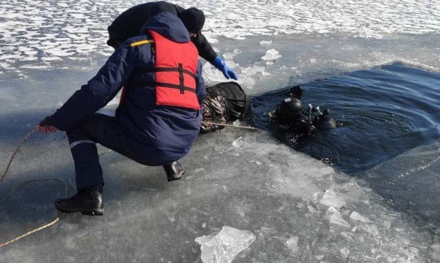 Спасатели извлекли утопленника из озера в Оболонском районе Киева