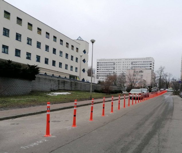 У столичной больницы № 12 на улице Подвысоцкого установили делиниаторы