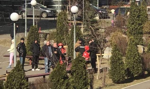 После падения с высоты в Днепровском районе Киева погибла женщина