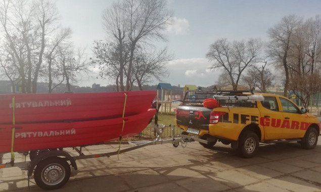 У киевских пляжных спасателей появились новые лодки украинского производства