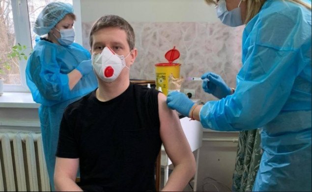 Шеф-редактор КиевВласть закликав медпрацівників вакцинуватися