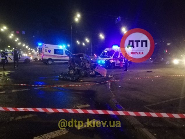 Пьяный водитель спровоцировал смертельное ДТП на пересечении Шухевича и Перова в Киеве (фото, видео)