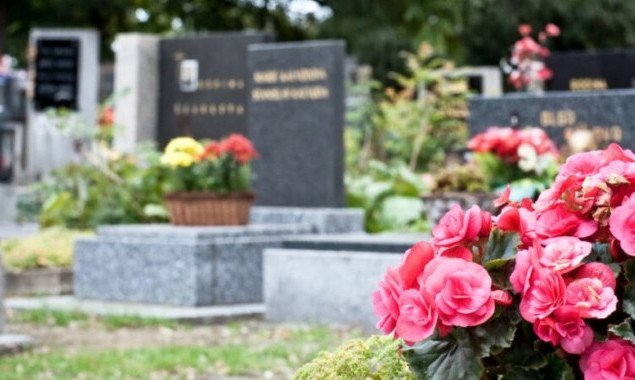 На киевских кладбищах начинается подготовка к проведению поминальных дней в 2021 году