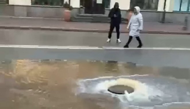 На столичном Подоле из-за прорыва трубы появился “фонтан” на проезжей части (видео)