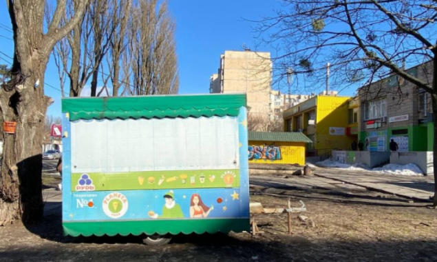 За первую неделю марта в Киеве демонтировали почти полторы сотни элементов благоустройства