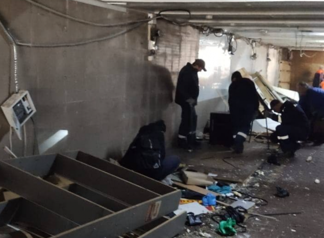 У метро “Харьковская” коммунальщики начали демонтаж торговых роллетов в подземном переходе (фото)