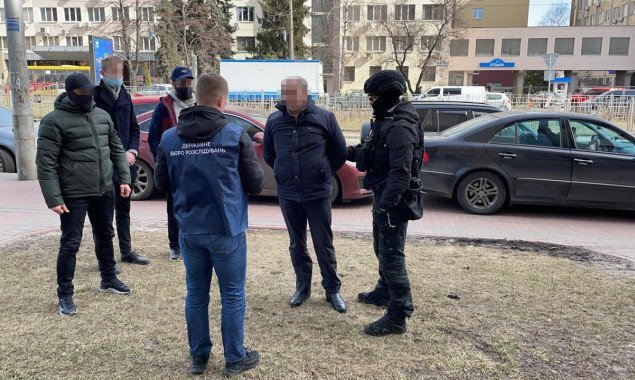 Столичные правоохранители задержали главного инспектора ГНС Киевской области при получении взятки в 423 тыс. гривен