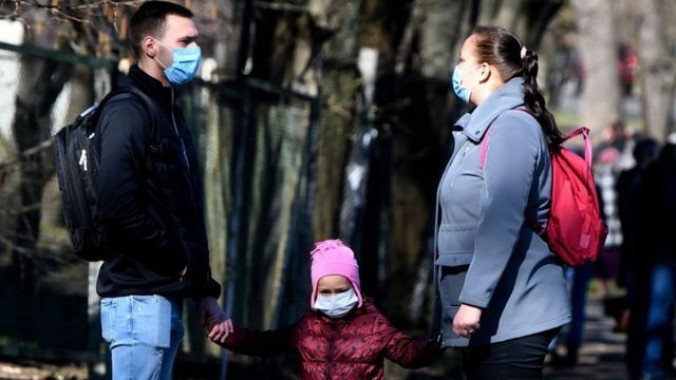 В “красных” карантинных зонах граждан обязали носить маски на улицах и в парках
