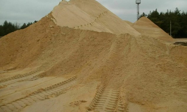 Тільки 12 компаній легально миють пісок з Десни та Дніпра на Київщині