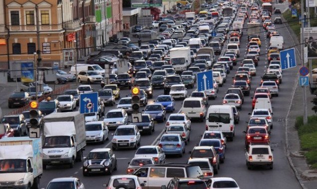 Февральская интенсивность движения на улицах Киева за год снизилась на 9%