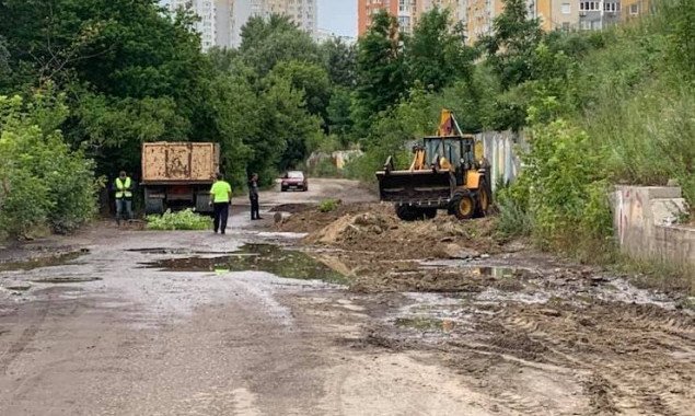 Главу Дарницкой РГА просят отремонтировать киевскую дорогу без названия