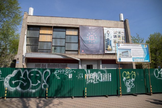 Нардеп Швец просит Департамент культуры КГГА отчитаться об установке солнечных панелей на крыше кинотеатра “Краков”