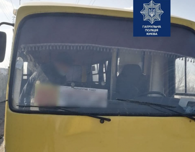Патрульные поймали в Киеве пьяного водителя маршрутки, попавшего в ДТП