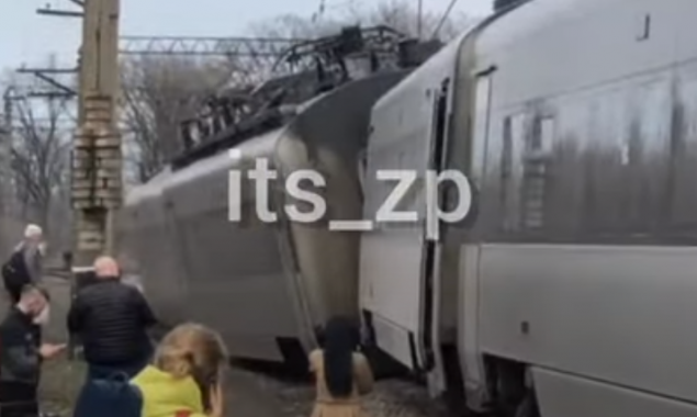 Поезд Киев-Запорожье сошел с рельсов (видео)
