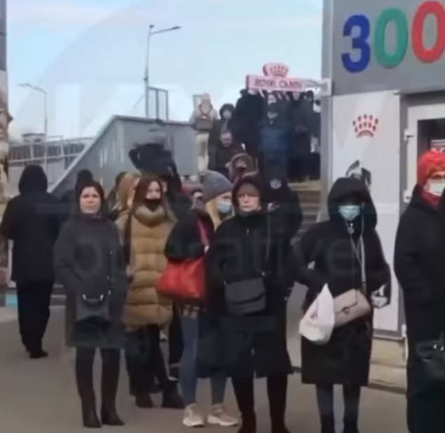 Из-за локдауна в Киеве наблюдаются огромные очереди на общественный транспорт (видео)