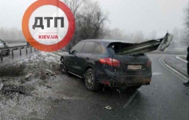 В Киеве металлический отбойник насквозь прошил Porsche Cayenne (фото)