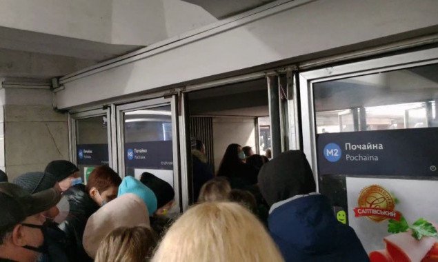 На входе на станцию метро “Почайна” из-за замены турникетов образовался затор (фото)