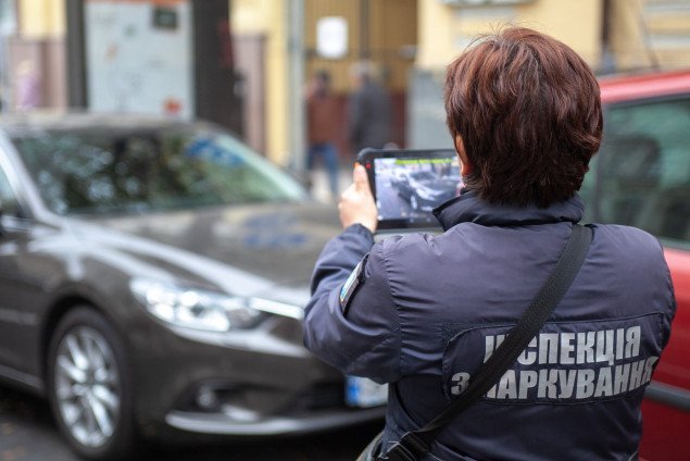Киев планирует увеличить численность инспекторов по парковке и усовершенствовать систему их обучения