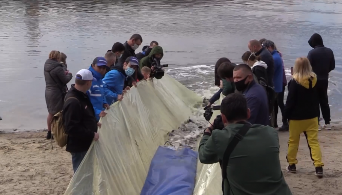 В Киеве в водоемы выпустили почти 5 тонн рыбы (видео)