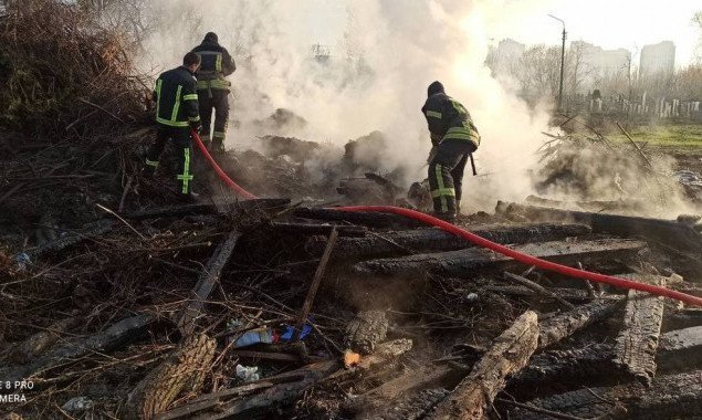 Спасатели ликвидировали пожар мусора на столичном кладбище