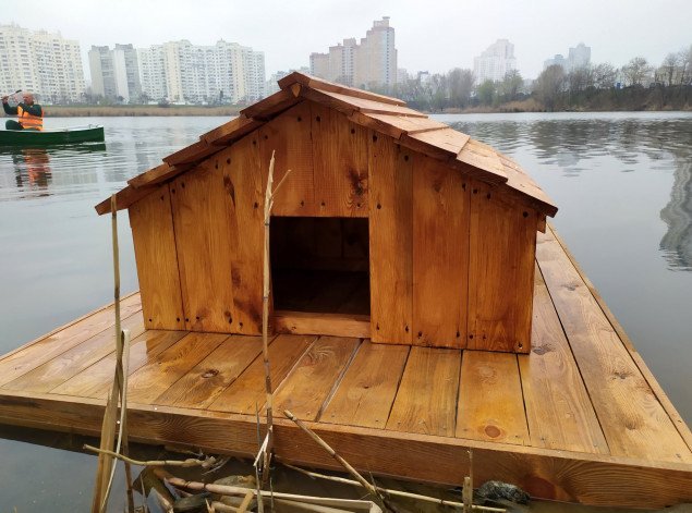 На столичном озере “Лебединое” установили два деревянных домика для уток (фото)