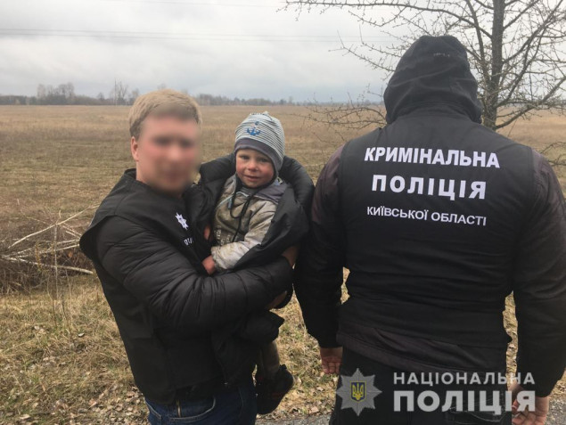 Правоохранители нашли двухлетнего ребенка, который пропал вчера в селе Раговка на Киевщине, в лесу (фото)