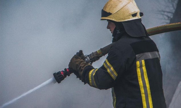 Спасатели около двух часов ликвидировали пожар на свалке в Дарницком районе Киева