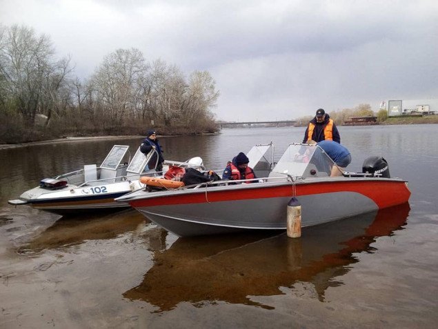 Столичные спасатели достали тело женщины из реки в Днепровском районе