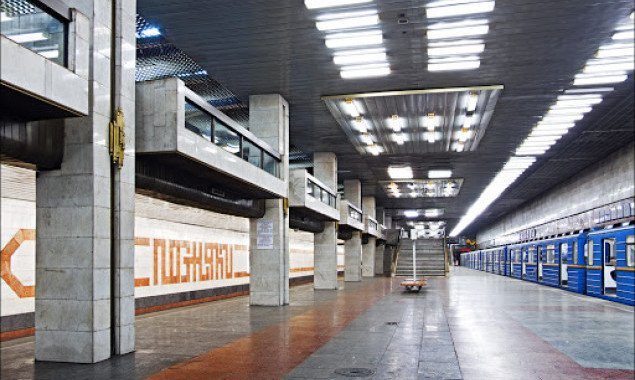 На станции столичного метрополитена “Позняки” устанавливают новые турникеты