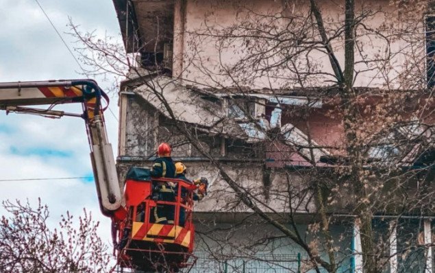 В Шевченковском районе столицы обрушился балкон девятиэтажного дома (фото)