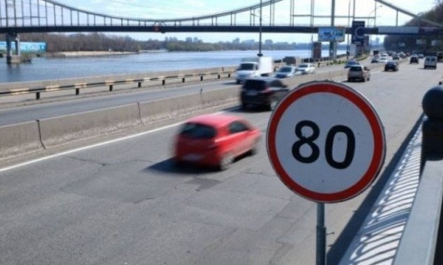 С сегодняшнего дня, 1 апреля, движение со скоростью 80 км/час разрешено на 7 улицах Киева