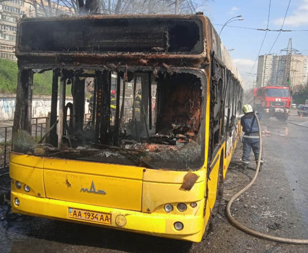 На проспекте Правды в Киеве сгорел автобус № 102 (фото, видео)