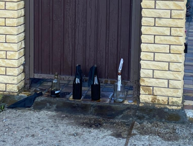 У дома главы КП “Киевблагоустройство” неизвестные оставили несколько “коктейлей Молотова”