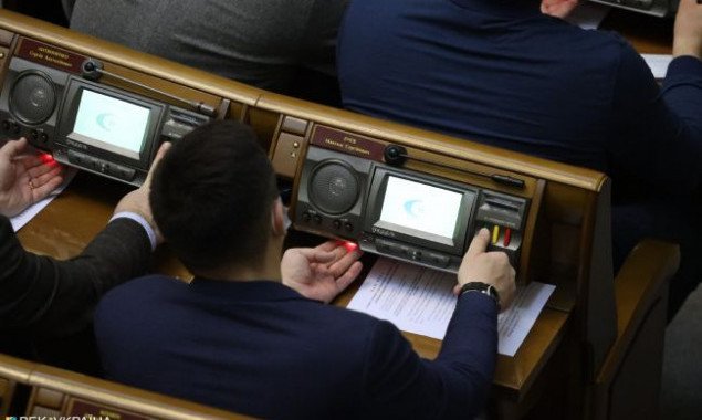 Парламент почти запретил рекламу “электронных” сигарет