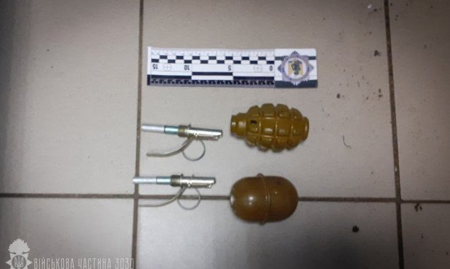 У пассажира столичного метро обнаружили боевые гранаты