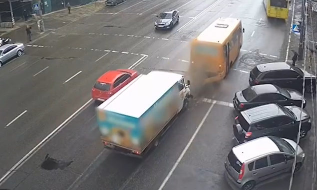 На улице Липковского в Киеве в ДТП пострадал пассажир маршрутки (видео)