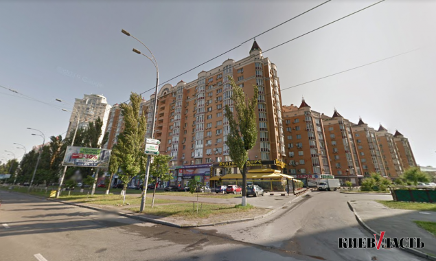 Депутат Киевсовета пожаловался в полицию, КГГА и Оболонскую РГА на стихийную парковку на газонах неподалеку от парка “Наталка”