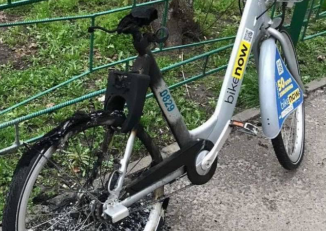 В Киеве неизвестные сожгли прокатный велосипед