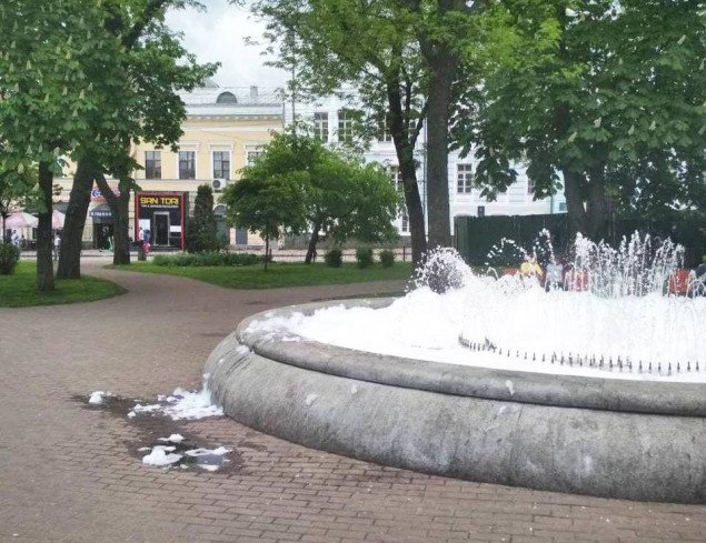 Неизвестные устроили “пенное шоу” в фонтане на Контрактовой площади столицы (фото)