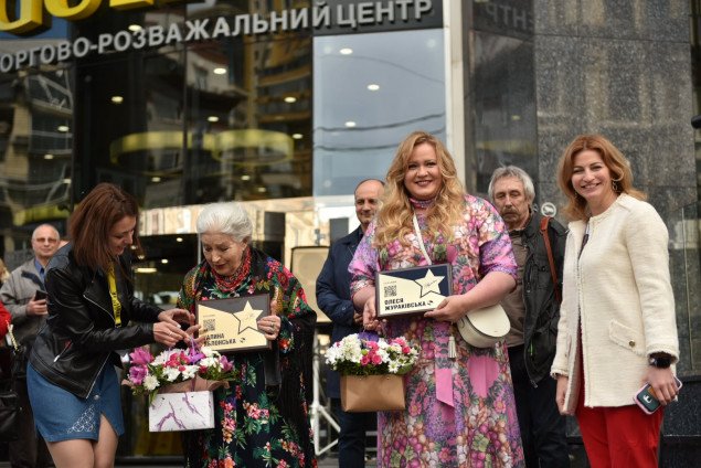 На Площади Звезд в Киеве появились звезды двух актрис: Галины Яблонской и Олеси Жураковской (фото)