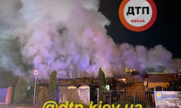 Ночью на улице Срибнокильской в Киеве пожар уничтожил ресторан (фото, видео)