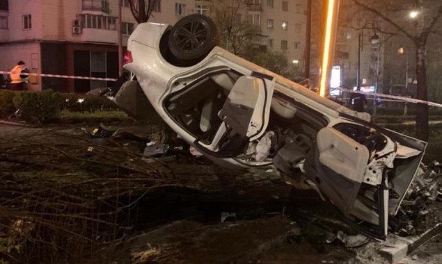 Ночью в Киеве пьяный водитель врезался в электроопору, погибла 18-летняя пассажирка (фото, видео)