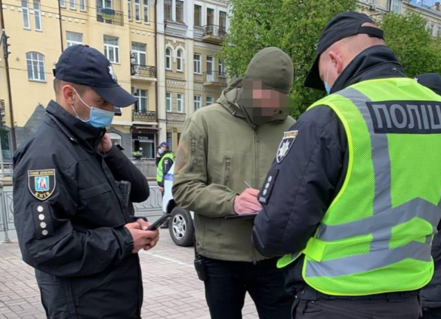 Полиция составила протокол на 16-летнего киевлянина за нацистское приветствие во время акции у парка Вечной Славы